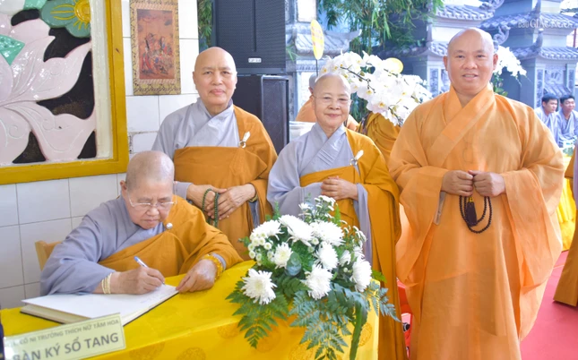 Ni trưởng Thích nữ Từ Nhẫn viết sổ tang