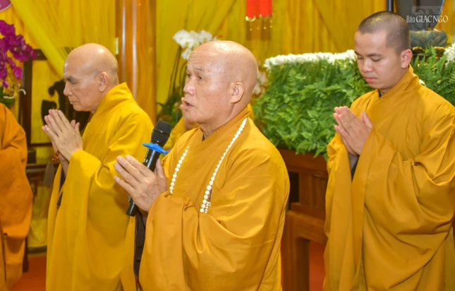 Thượng tọa Thích Giác Dũng, đại diện môn phái tổ đình Vĩnh Nghiêm viếng tang