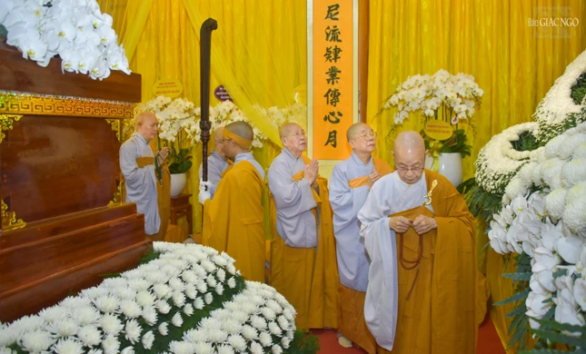 Ni trưởng Thích nữ Huệ Hương cùng các vị Ni trưởng hữu nhiễu kim quan bái biệt vị pháp lữ đồng hành