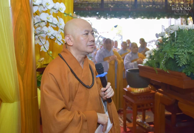 Đại diện Ban Tổ chức Lễ tang tri ân các đoàn đến viếng tang