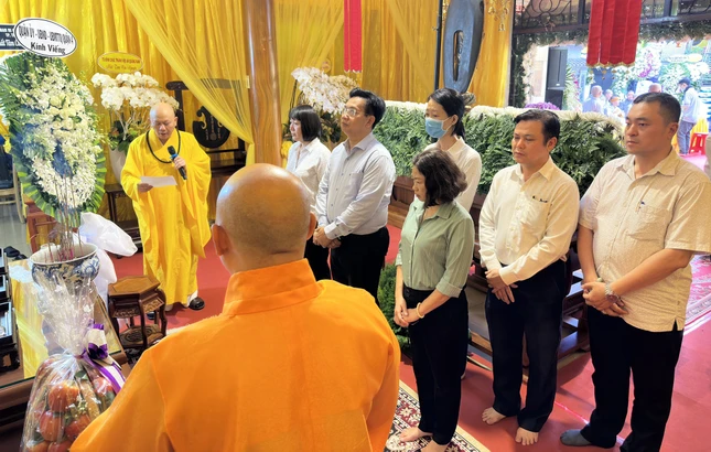 Đoàn Quận ủy, UBND, Ủy ban MTTQVN Q.4 quận viếng tang Đoàn Quận ủy, UBND, Ủy ban MTTQVN Q.4 quận viếng tang