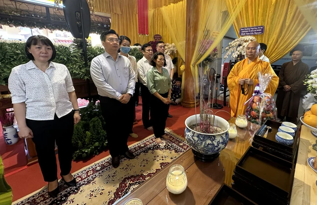 Ông Lý Tấn Hòa, Phó Bí thư Thường trực Quận ủy Q.4 cùng các thành viên viếng tang Ông Lý Tấn Hòa, Phó Bí thư Thường trực Quận ủy Q.4 cùng các thành viên viếng tang