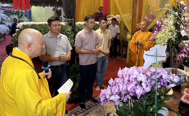 Đoàn Công an Q.4 do ông Trương Quang Vinh, Phó Trưởng Công an quận làm trưởng đoàn viếng tang Đoàn Công an Q.4 do ông Trương Quang Vinh, Phó Trưởng Công an quận làm trưởng đoàn viếng tang