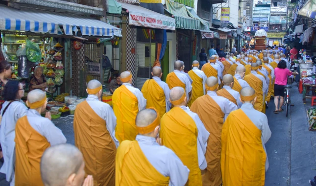 Tăng Ni, Phật tử về tham dự lễ di quan Ni trưởng Thích nữ Tâm Hoa vào sáng 20-3