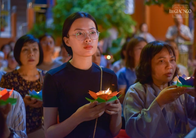 Một bạn trẻ đang tập trung ôn lại lời dạy của Đức Phật