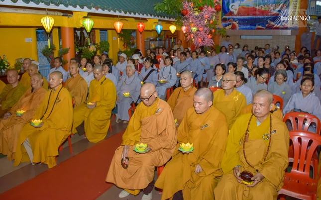Chư Tăng, Phật tử về tham dự đêm hoa đăng tại tổ đình Vạn Thọ vào tối 15-2-Giáp Thìn