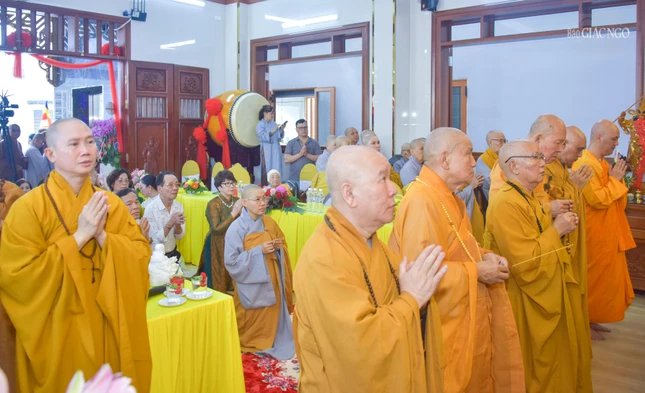 Dâng hương cầu nguyện