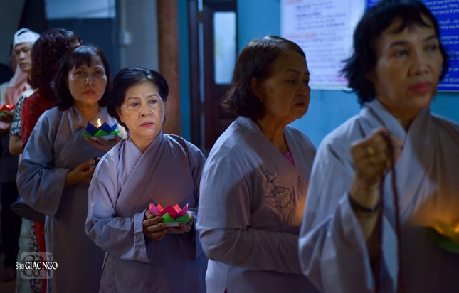 Thắp hoa đăng tưởng niệm