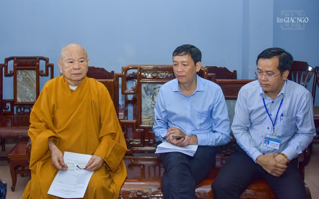 Hòa thượng Thích Minh Hiền trao đổi ý kiến với các thành viên trong đoàn
