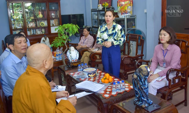 Bà Nguyễn Thị Mỹ Lệ thông tin đến đại diện chùa Linh Sơn về các thủ tục liên quan đến việc xin ra khỏi danh mục kiểm kê di tích Bà Nguyễn Thị Mỹ Lệ thông tin đến đại diện chùa Linh Sơn về các thủ tục liên quan đến việc xin ra khỏi danh mục kiểm kê di tích