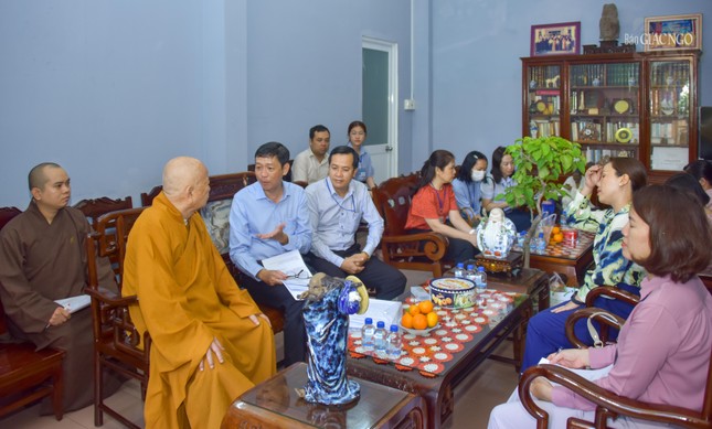 Ông Huỳnh Kim Hiền trình bày nội dung buổi làm việc đến chư Tăng chùa Linh Sơn