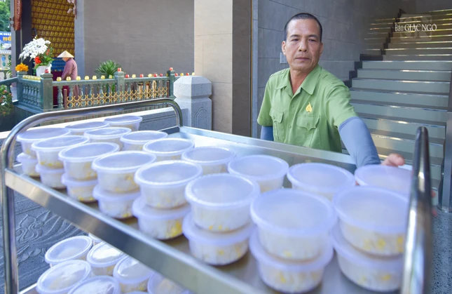 Một Phật tử đang chuẩn bị cho buổi lễ