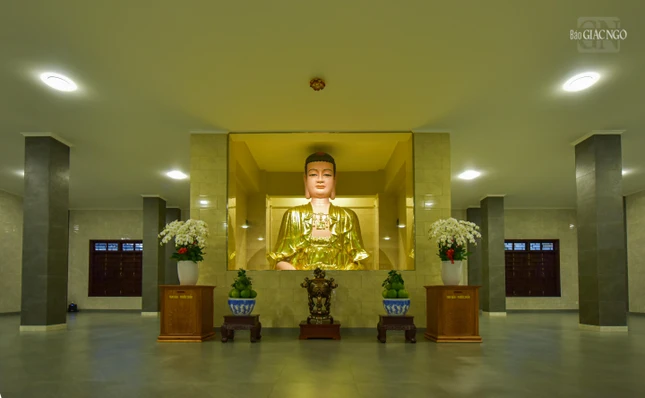 Tầng trệt là nơi thờ Đức Phật A Di đà