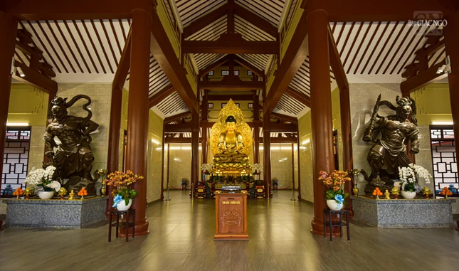 Chánh điện thờ Đức Phật Thích Ca Mâu Ni và các vị hộ pháp