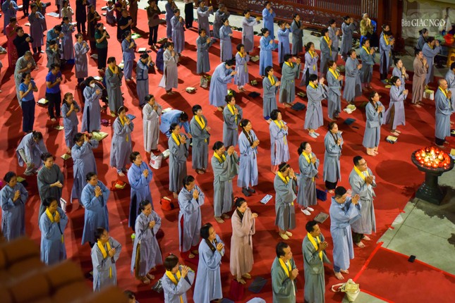 Phật tử cầu nguyện trước tôn tượng Bồ-tát Quán Thế Âm