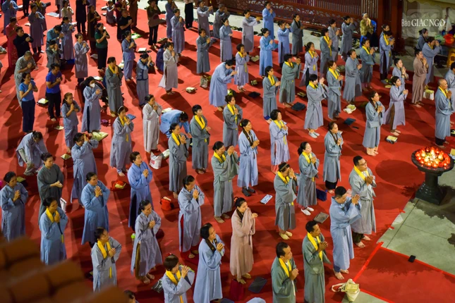 Phật tử cầu nguyện trước tôn tượng Bồ-tát Quán Thế Âm