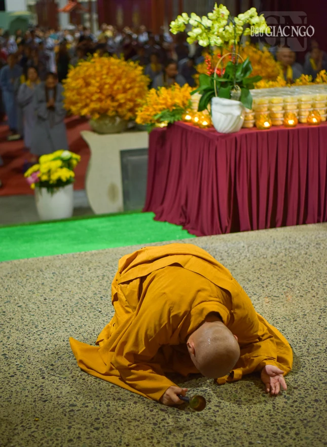 Phủ phục trước Bồ-tát Quán Thế Âm