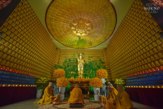 Tôn tượng Bồ-tát Quán Thế Âm ở chùa Phổ Quang được xem là một trong những bức tượng linh thiêng nhất trong quan niệm của người dân TP.HCM