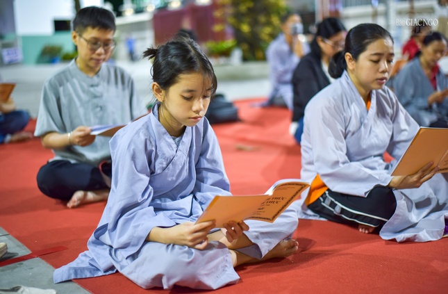 Một em nhỏ tham dự khóa lễ