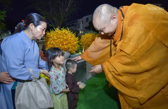 Các Phật tử nhận lộc sau khi hoàn thành khóa lễ