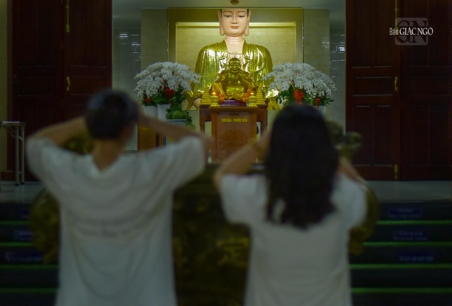 Thành tâm cầu nguyện