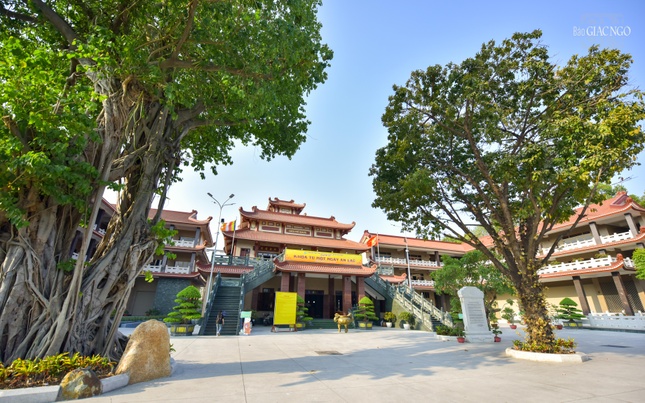 Khuôn viên rộng rãi phục vụ nhu cầu sinh hoạt tu học của Phật tử