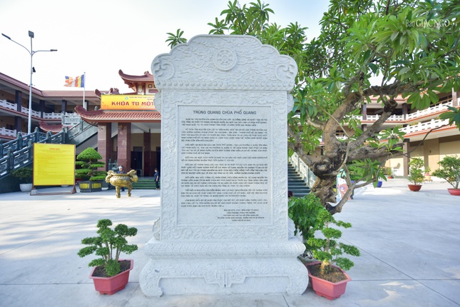 Tấm bia được dựng trong khuôn viên chùa Phổ Quang khẳng định Việt Nam Quốc Tự (Q.10), chùa Phổ Quang (Q.Tân Bình) và chùa Thanh Tâm (H.Bình Chánh) - những cơ sở vĩnh viễn là giáo sản chung của GHPGVN TP.HCM, do Ban Trị sự Phật giáo TP.HCM trực tiếp quản lý