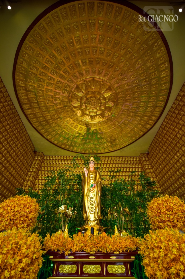 Tôn tượng Bồ-tát Quán Thế Âm tại chùa Phổ Quang