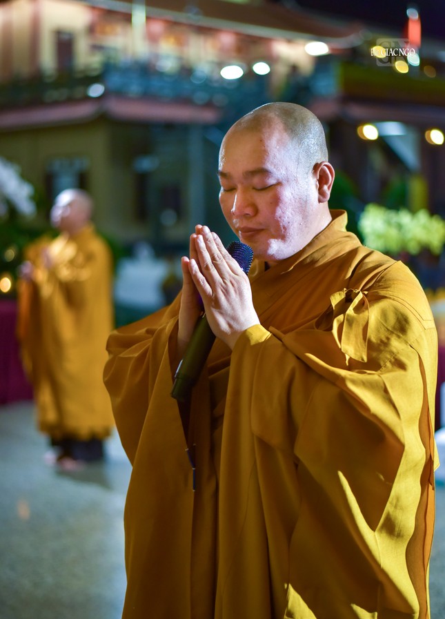 Chư Tăng hướng dẫn Phật tử đảnh lễ Bồ-tát Quán Thế Âm