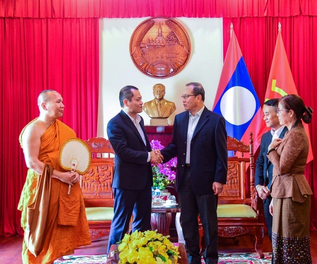 Ông Nguyễn Ngọc Bình gửi lời chúc mừng năm mới đến ông Tổng Lãnh sự Souphanh Hadaoheuang