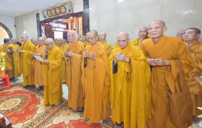 Chư vị Trưởng lão Hội đồng Chứng minh, Hội đồng Trị sự dâng hương tưởng niệm