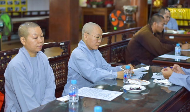 Các thành viên Ban Trị sự thảo luận các phương án tổ chức