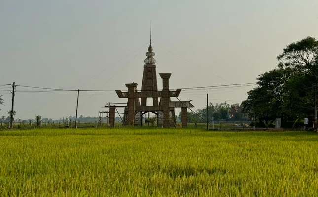 Mô hình nổi bật giữa cánh đồng lúa chín