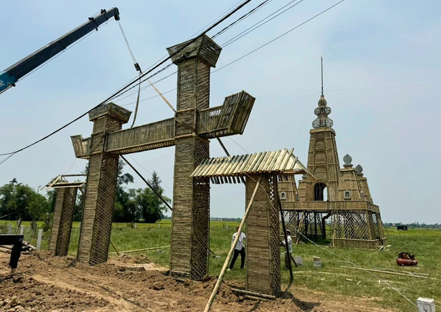 Gấp rút hoàn thành cổng tam quan và tháp