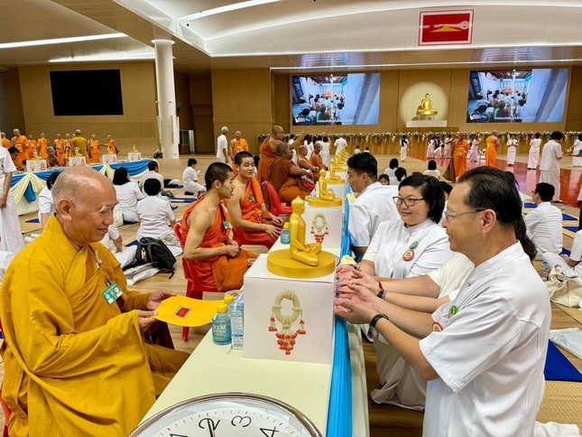 Phật tử thực hiện nghi thức cúng dường Phật tử thực hiện nghi thức cúng dường