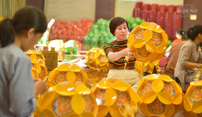 ... cũng biểu trưng cho sự may mắn được thiết kế trên lồng đèn