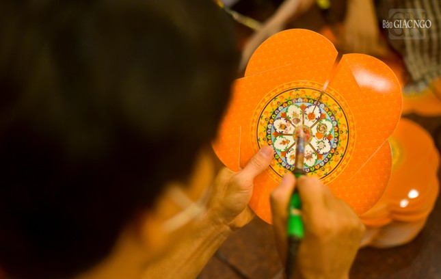 Họa tiết trên các bộ phận của lồng đèn đều mang đậm sắc thái của Phật giáo. Trong hình là Bát bảo kiết tường mang ý nghĩa của sự gia trì hoàn hảo, may mắn và phúc lành