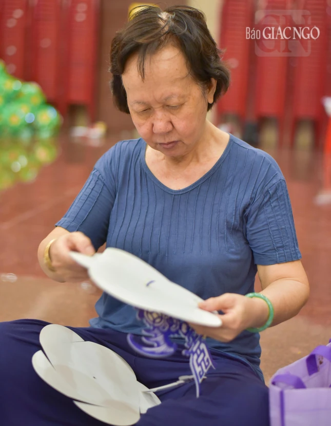 Một Phật tử lớn tuổi cũng trở về chùa để tham gia làm lồng đèn