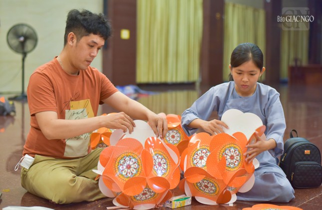 Lồng đèn là một trong 6 phẩm vật dâng cúng Đức Phật (hoa, hương, đèn, dầu, quả và âm nhạc), lồng đèn từ lâu đã trở thành một phần không thể thiếu trong những ngày Phật đản