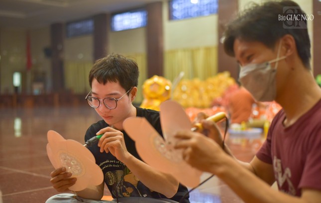 Mọi người cùng chung tay làm việc và trò chuyện, chia sẻ với nhau những điều thú vị trong cuộc sống...