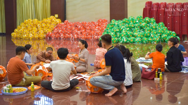 Mỗi ngày có từ 30-40 Phật tử đến tham dự làm lồng đèn