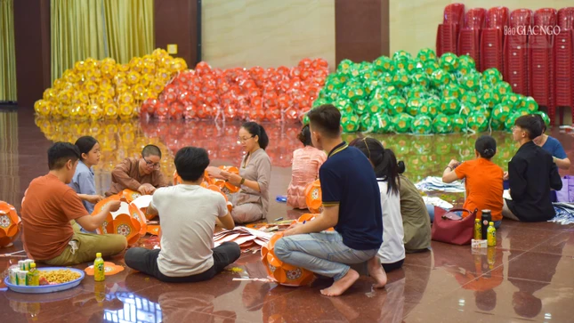 Mỗi ngày có từ 30-40 Phật tử đến tham dự làm lồng đèn