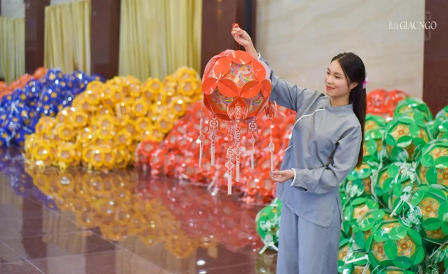 Được biết, toàn bộ số lồng đèn do Phật tử làm ra sẽ được sử dụng trong việc trang trí tại Việt Nam Quốc Tự - lễ đài Phật đản của Phật giáo TP.HCM