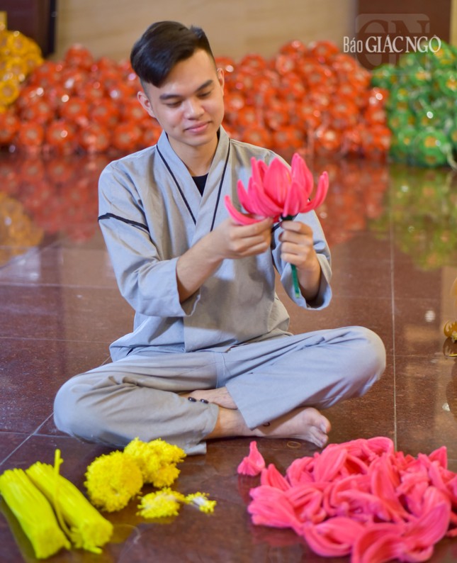Không chỉ làm lồng đèn trang trí mà Phật tử còn làm hoa để phục vụ cho lễ rước kiệu Phật, do Ban Trị sự GHPGVN TP.HCM tổ chức vào tối 8-4 Âm lịch