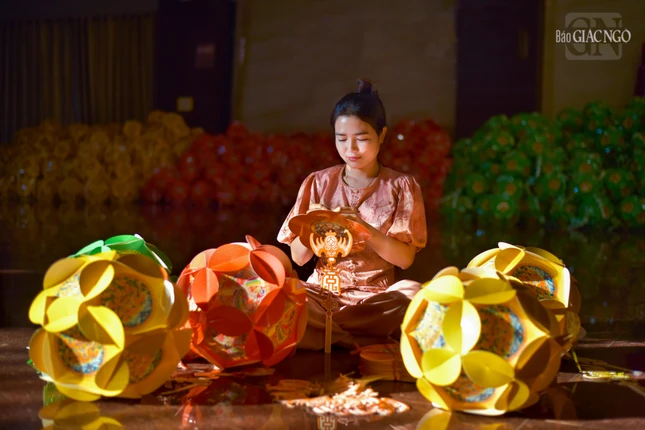 Được biết, các loại lồng đèn này đều được làm bằng tay, do Phật tử chùa Định Thành thiết kế