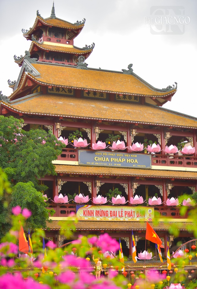 Một góc chùa Pháp Hoa tràn ngập cờ hoa mừng Đại lễ Phật đản nhìn từ cầu Lê Văn Sỹ