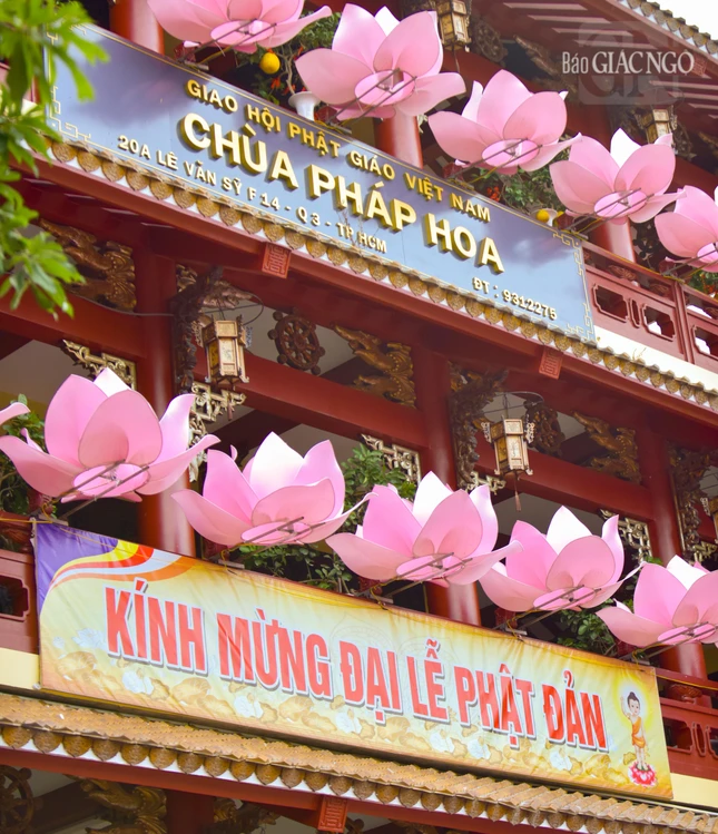 Hoa sen cùng băng rôn chào mừng Đại lễ Phật đản