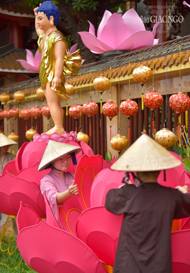 Chung tay làm việc