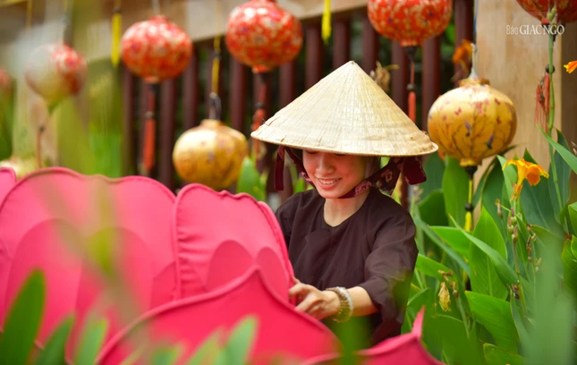 Một bạn trẻ đang lắp ghép hoa sen