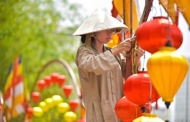 Tập trung làm việc dưới trời trưa nắng